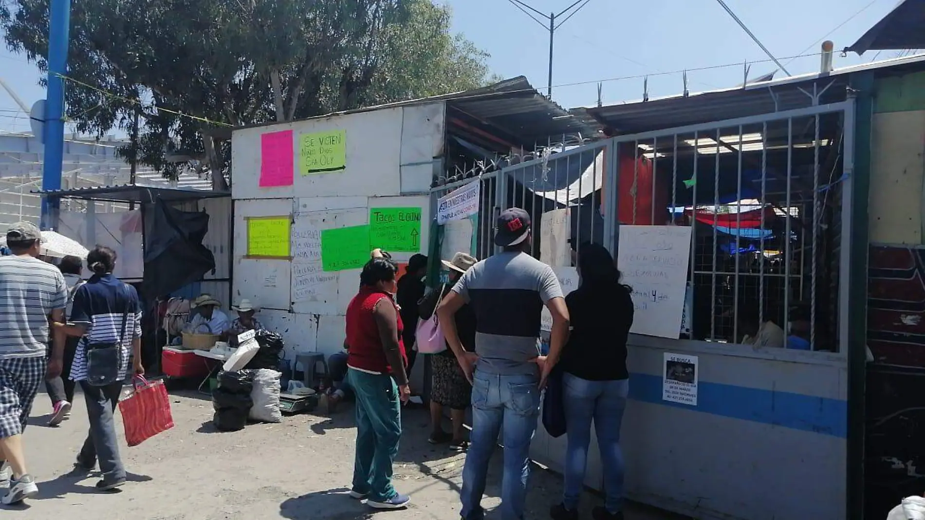 Autoridades municipales piden a comerciantes del Mercado Pedregoso suspender servicio.  Foto Luis Luévanos  El Sol de San Juan del Río.